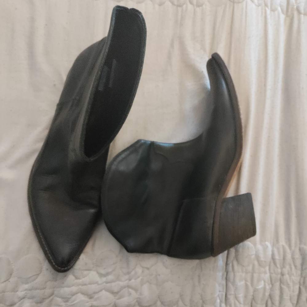 Vero Cuoio Black Leather Cowboy Ankle Boots